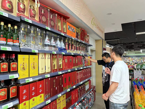 开展“特供酒”清源断链，奏响“舌尖保卫战”号角——酒类经营专项整治行动全面展开